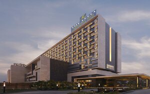 Гостиница The Leela Ambience Convention Hotel Delhi