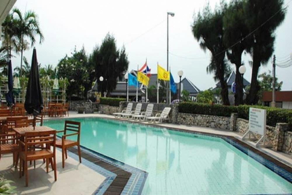 Фото Bangsaen Villa Hotel