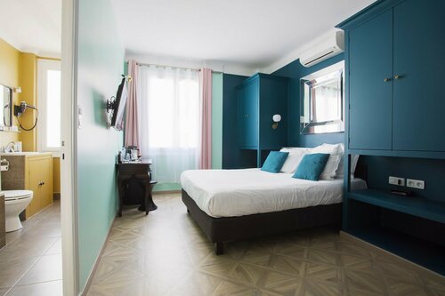 Гостиница Hotel Mademoiselle в Антибе