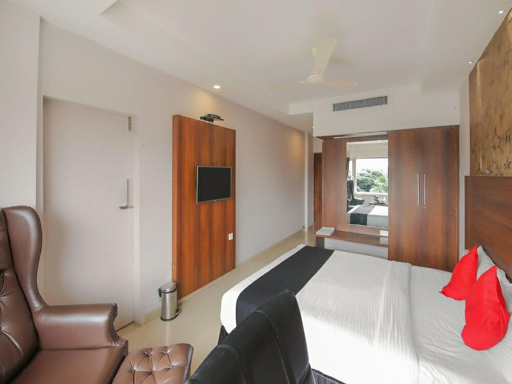 Фото Capital O 18430 The Dawn Hotel