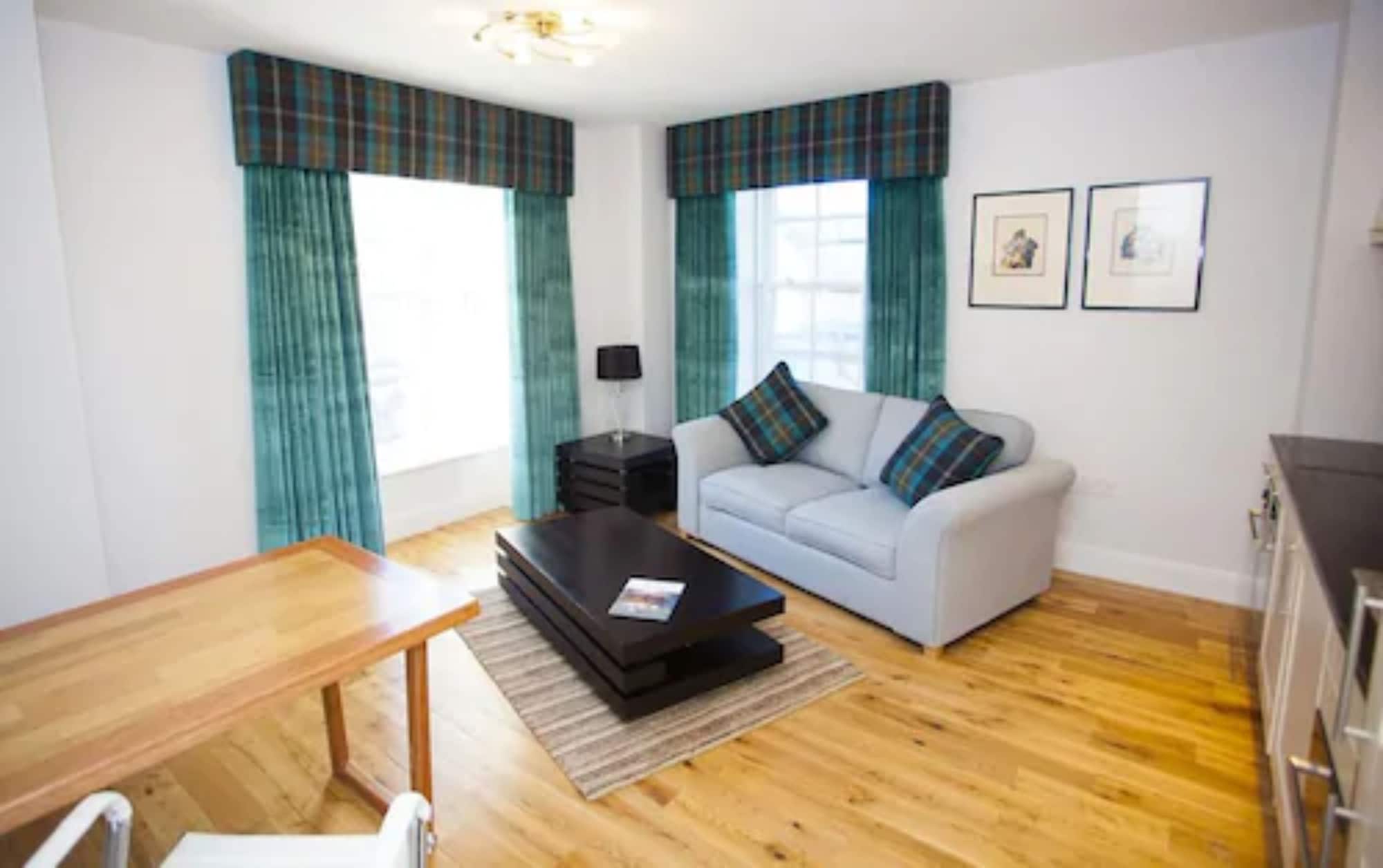 Фото Royal Athenaeum Suites