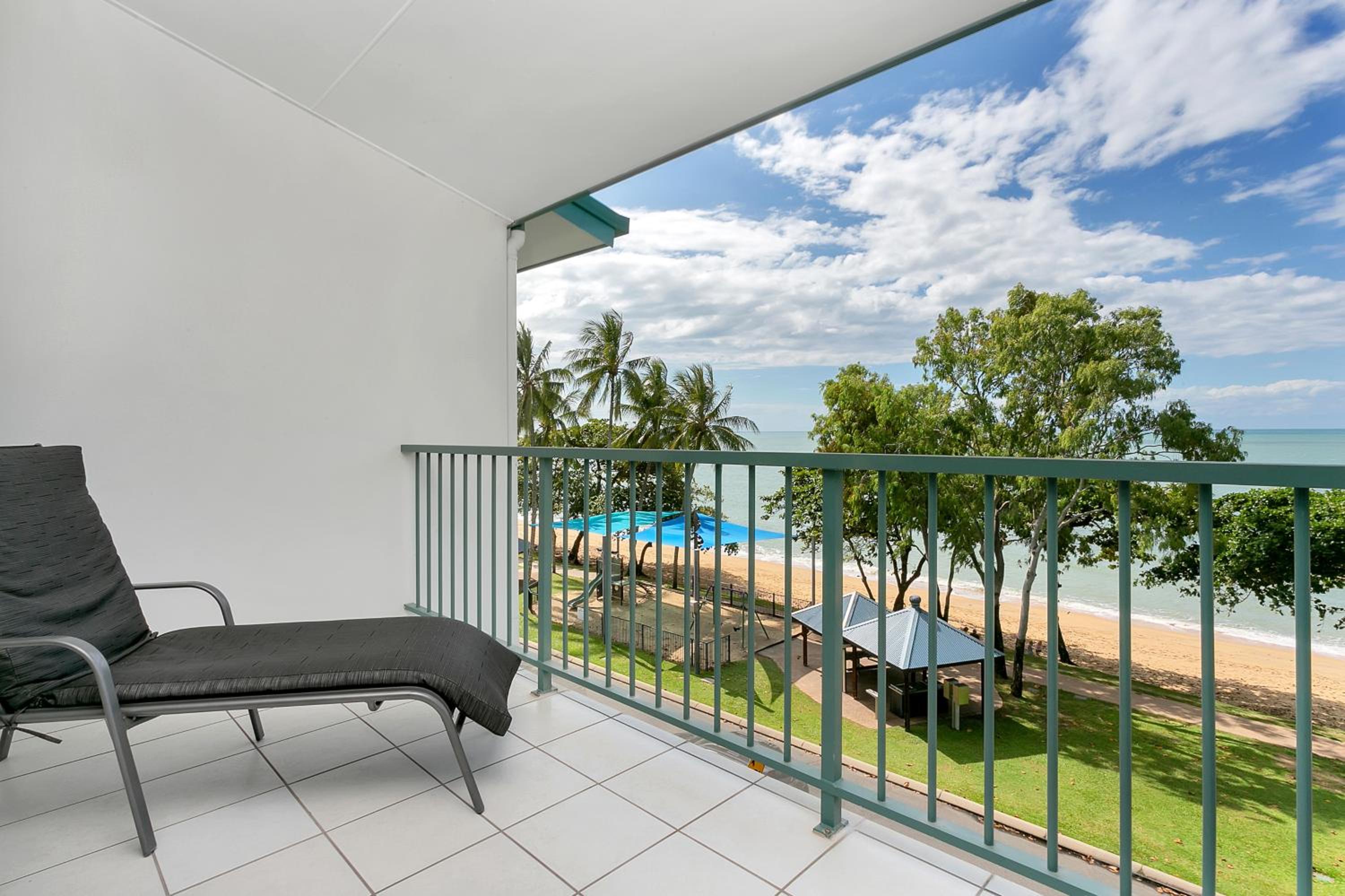 Фото Beachfront Apartments on Trinity Beach