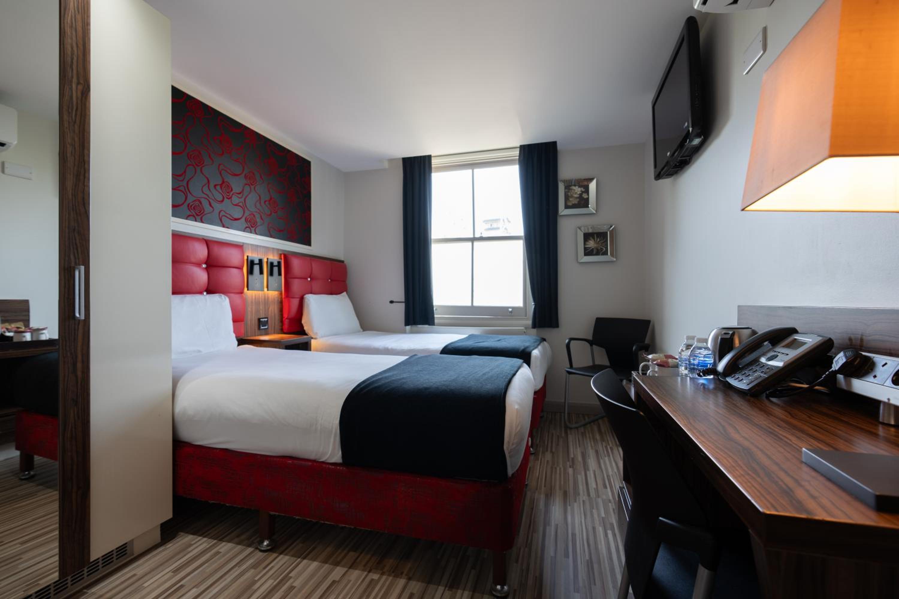 Фото Simply Rooms & Suites