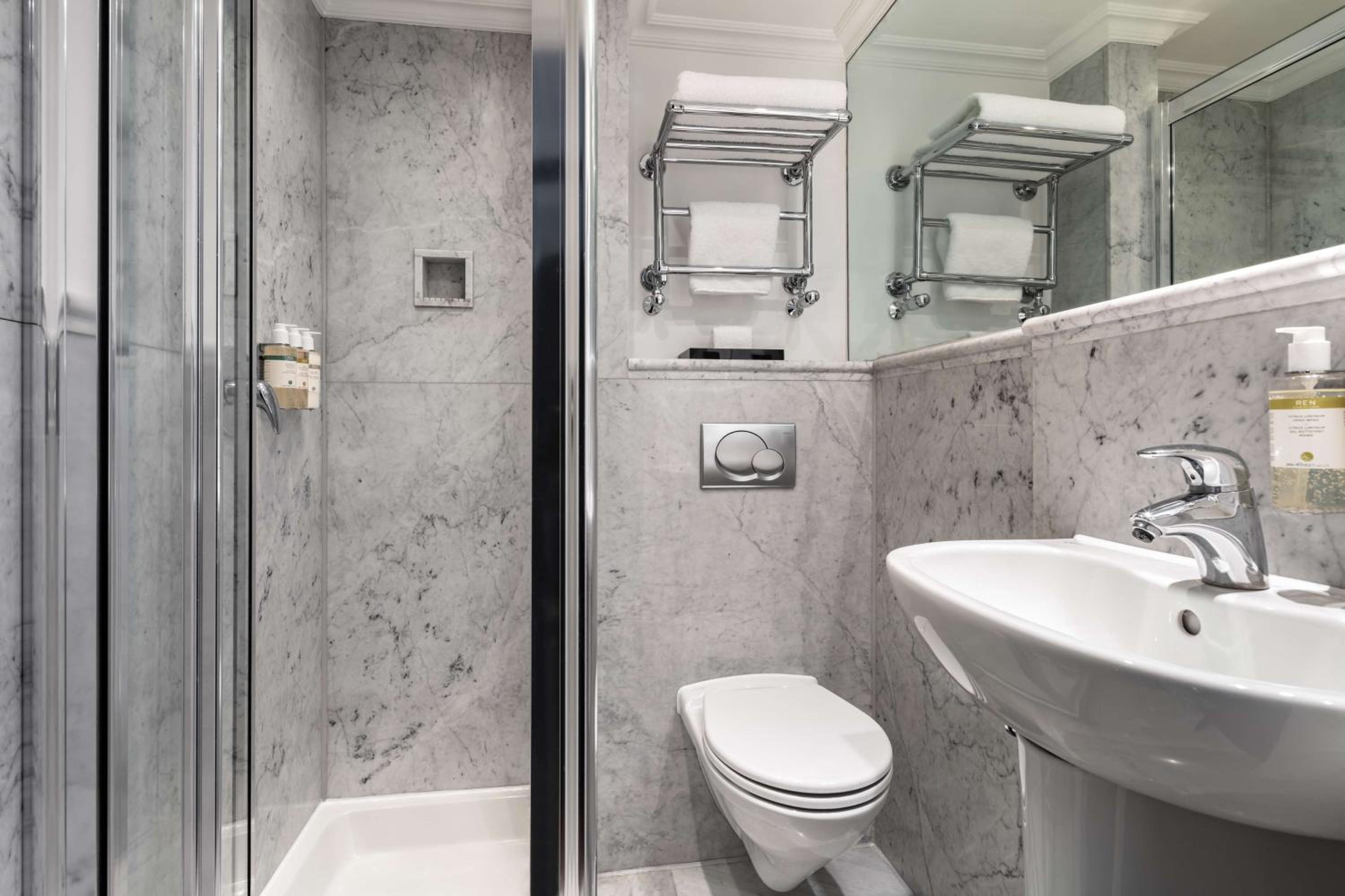 Фото Radisson Blu Edwardian Grafton Hotel, London