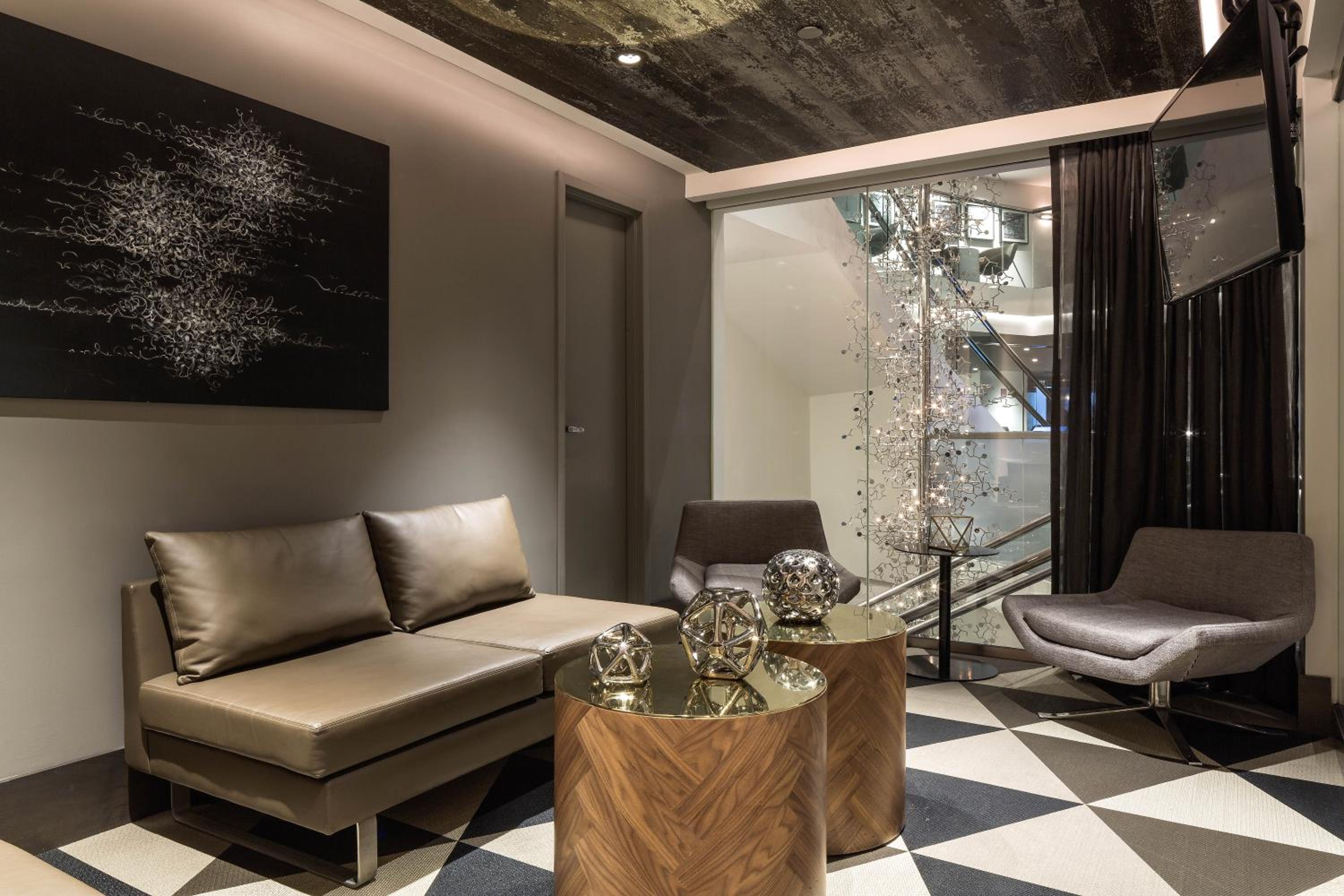 Фото The Windsor Suites