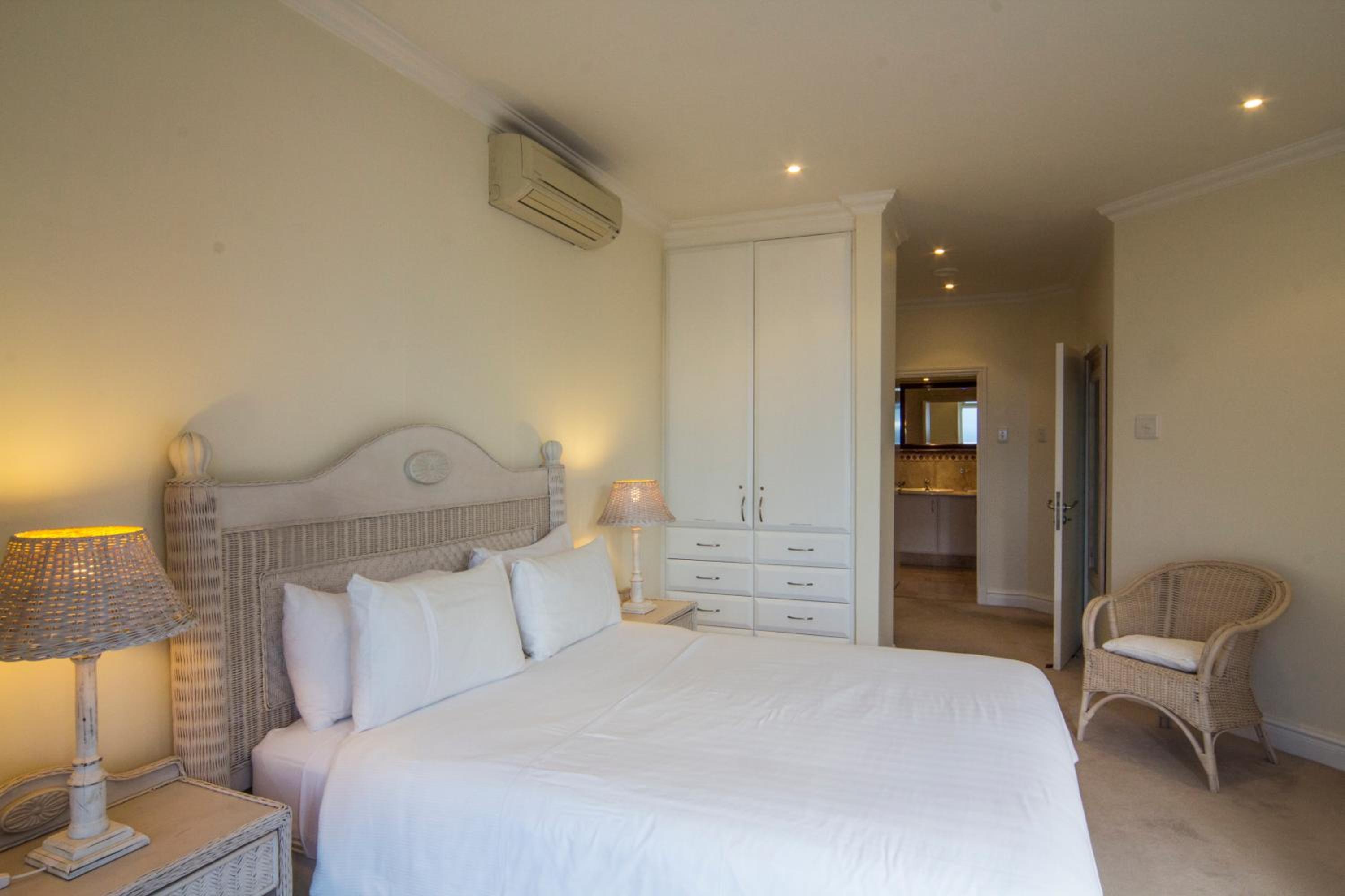 Фото 203 Oyster Quays