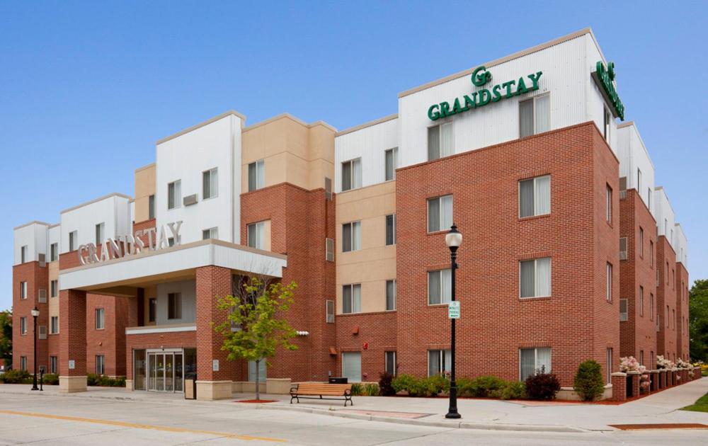 Фото Grandstay Residential Suites Hotel - Sheboygan