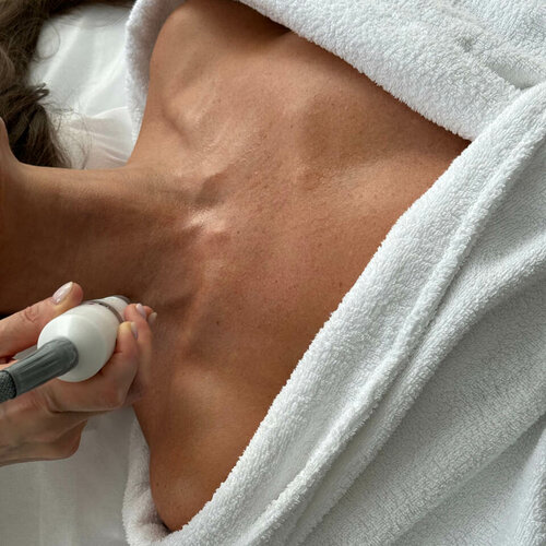 Жалаңаш гимнасттың жарылып жатқан суреті