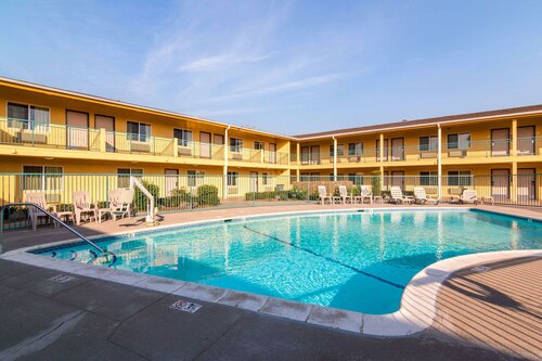 Гостиница Quality Inn & Suites near Downtown Bakersfield в Бэйкерсфилде