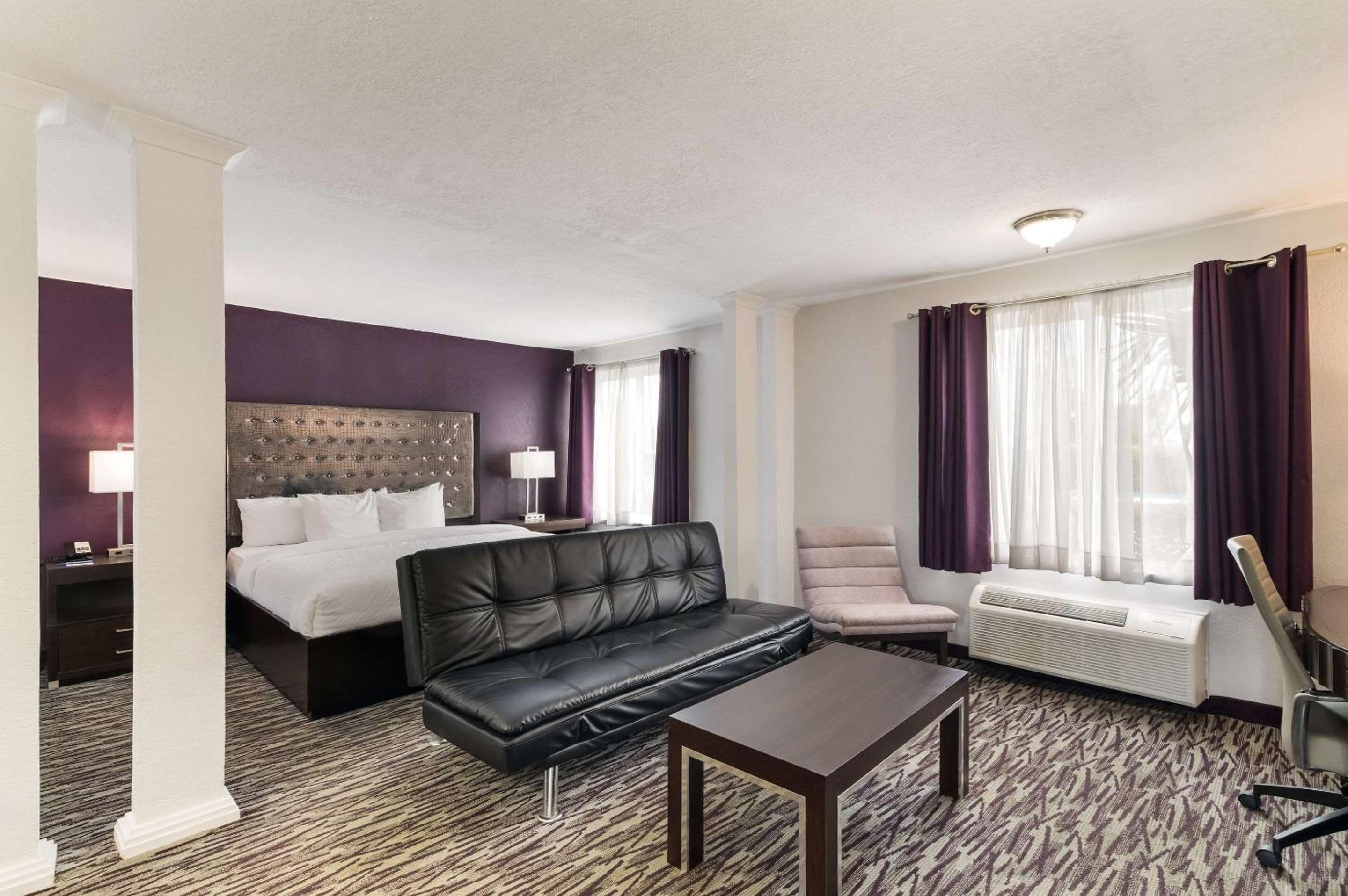 Фото Clarion Inn & Suites Across From Universal Orlando Resort