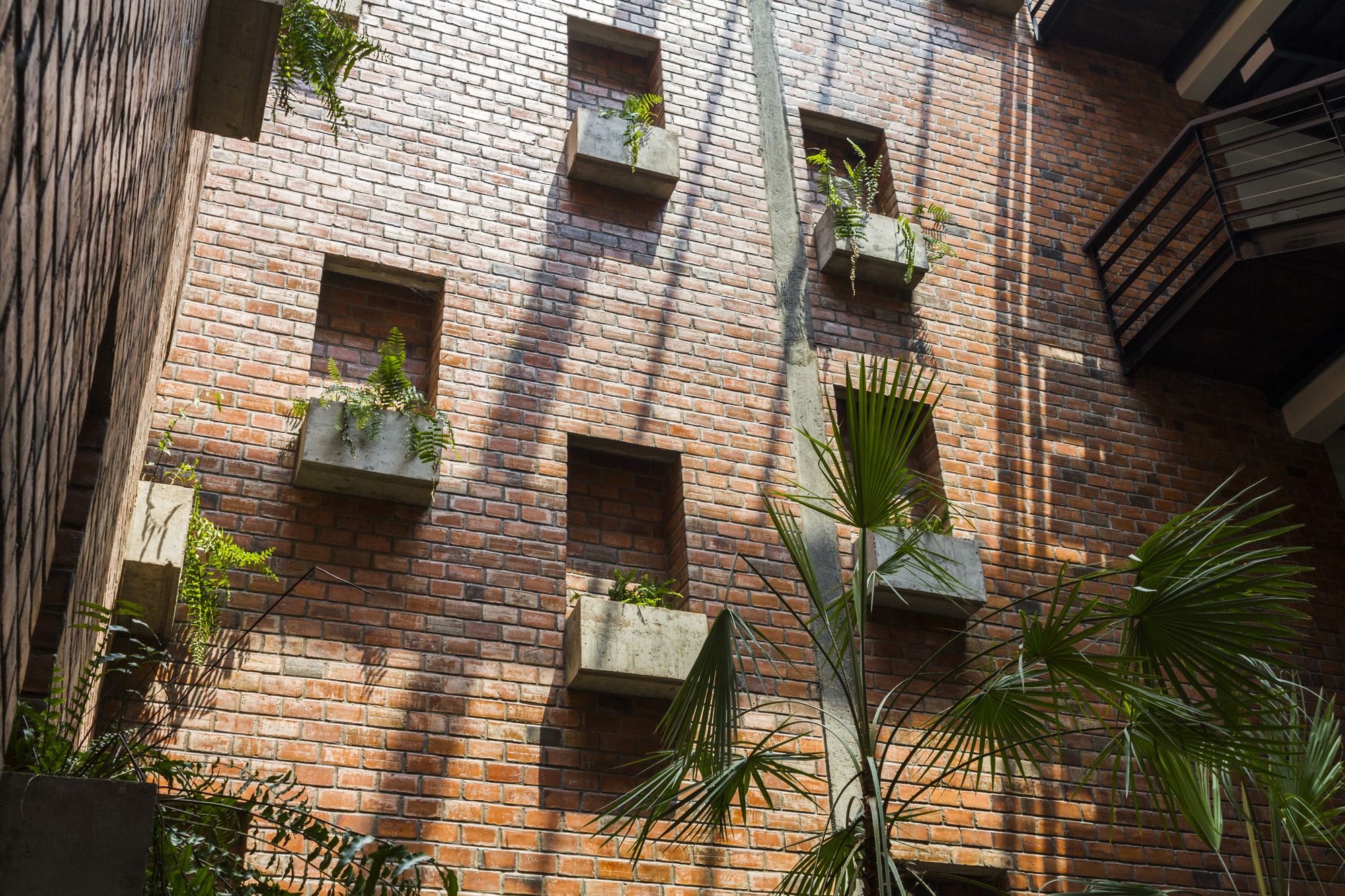 Фото The Aviary Hotel