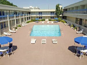 Гостиница Trade Winds Central Inn