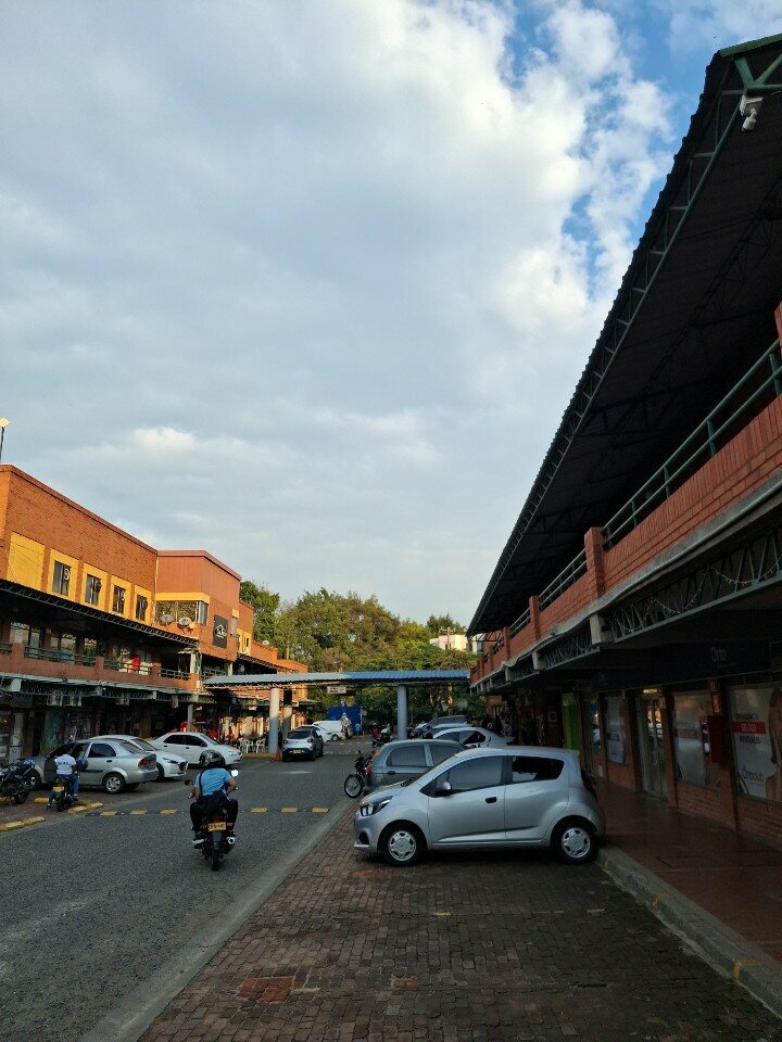 Shopping mall Colon Plaza Shopping Center, Cali, photo