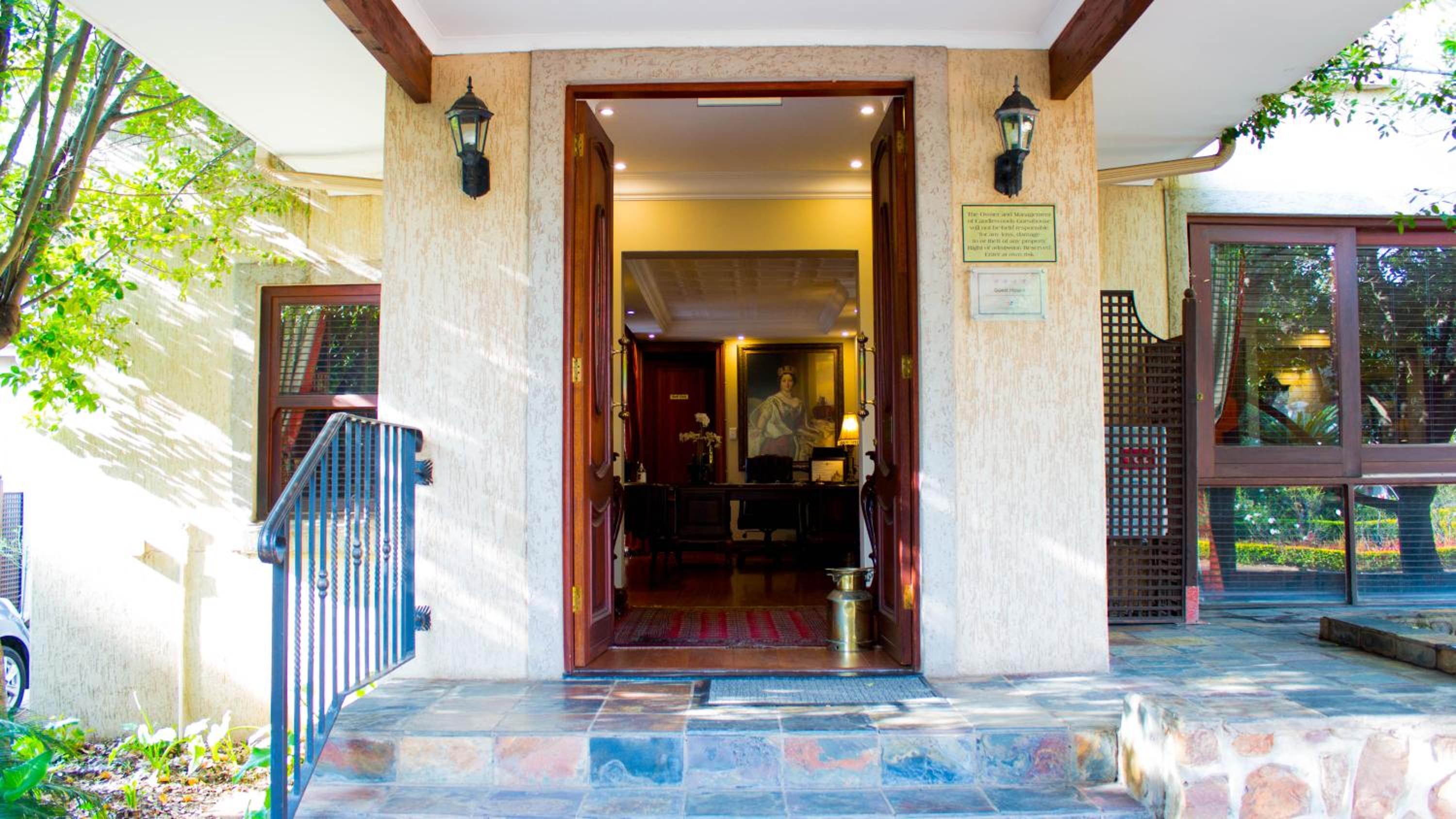 Фото Candlewoods Guesthouse