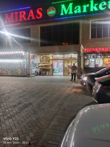 Doner & Burger (Raıymbek aýyly, Súıіnbaı kóshesі, 47), comida rápida