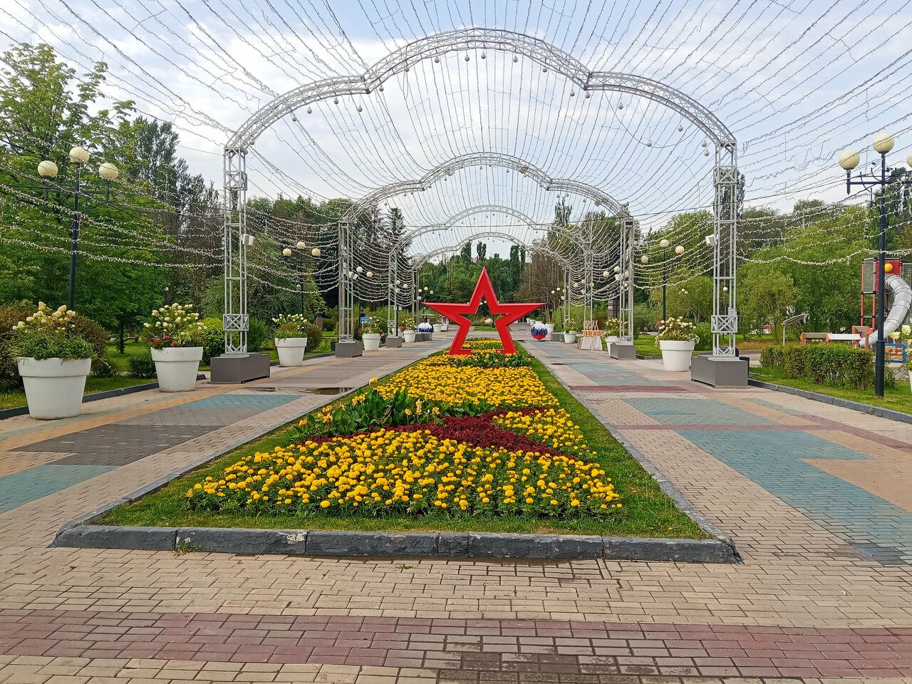 Вид на аллеи и памятники в Парке Победы в Белгороде.