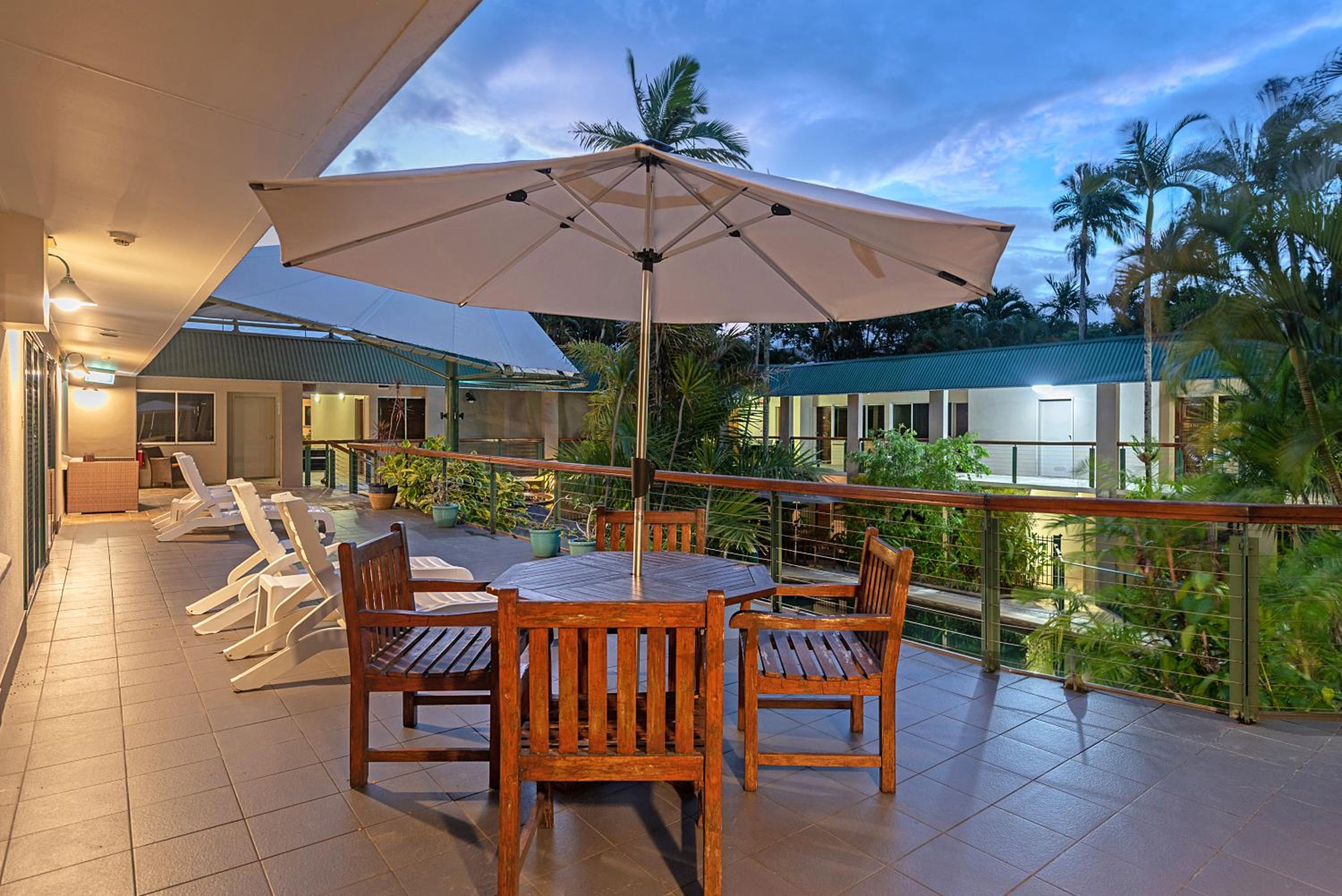 Фото Bay Village Tropical Retreat & Apartments