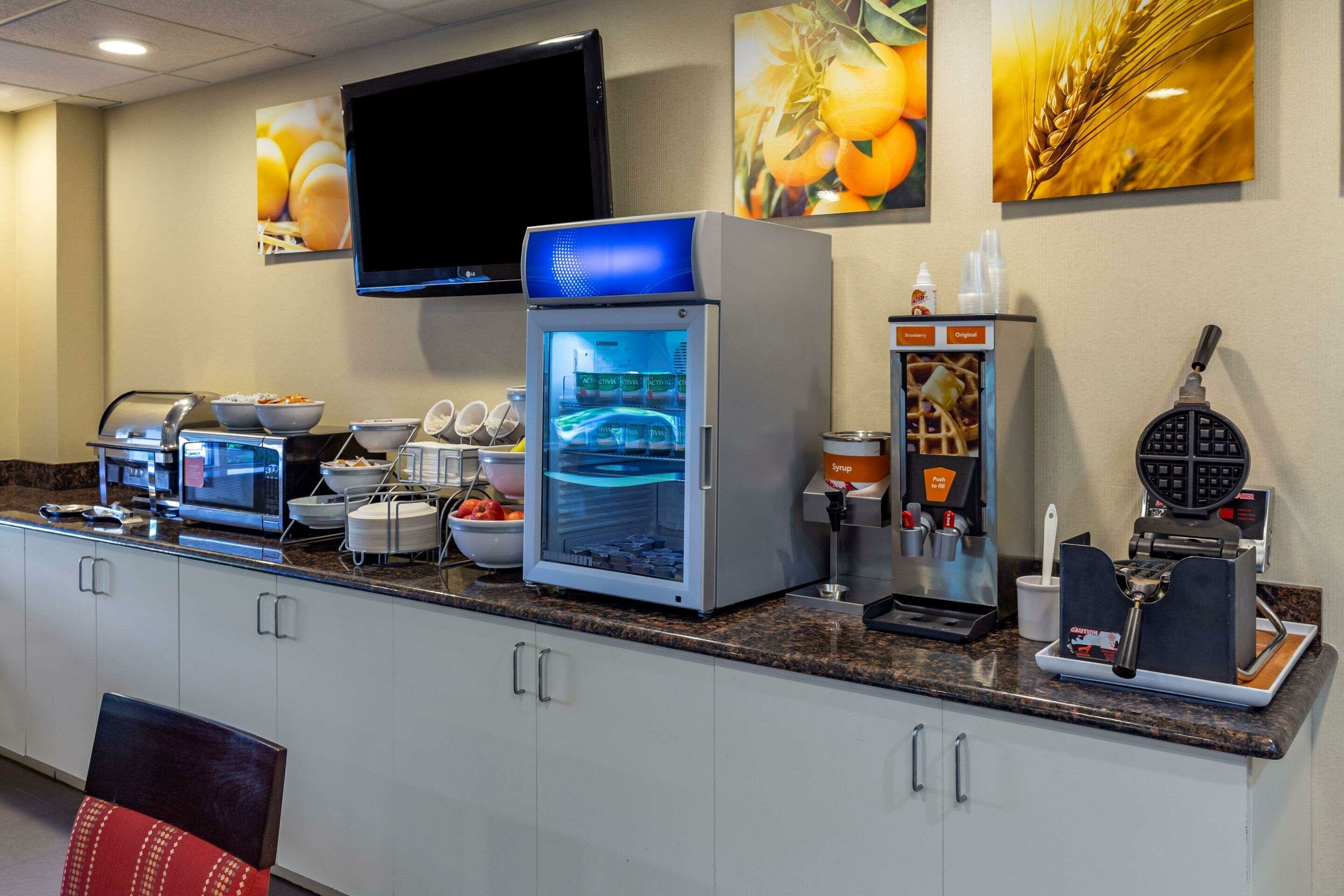 Фото Comfort Suites Raleigh Walnut Creek