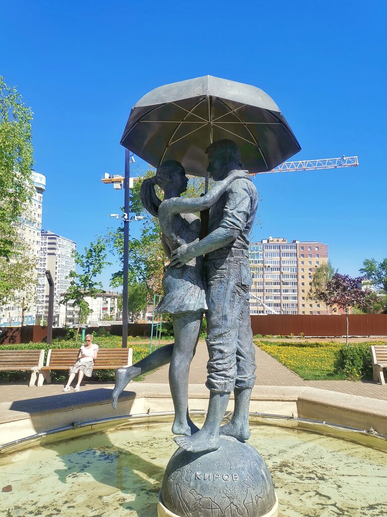 Genre sculpture Влюбленные под зонтиком, Kirov, photo