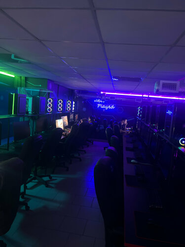 Күйеуім кезекшілікте тұрғанда, мен оның семіз әйелін дауыстық актермен сиқамын.