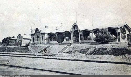 Олар Покровское-Стрешнево станциясында серуендеп жатыр