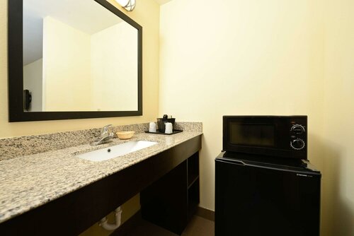 Гостиница Americas Best Value Inn & Suites Lake Charles at I-210 Exit 11 в Лейк-Чарльзе