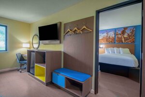 Гостиница Days Inn & Suites by Wyndham Waterloo