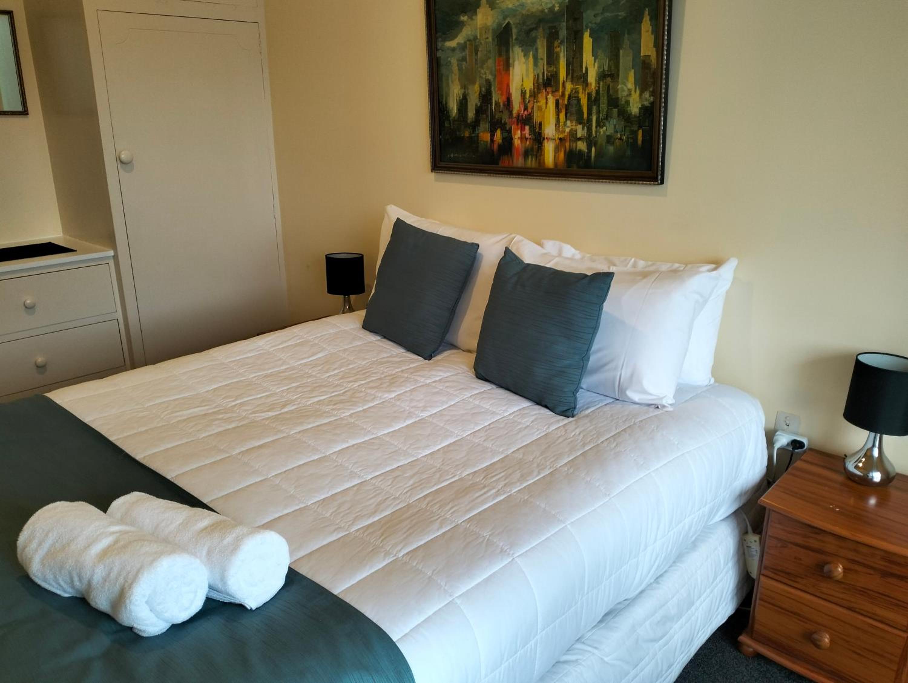 Фото Akaroa Village Inn