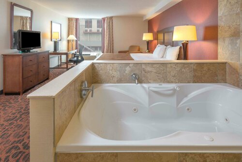 Гостиница Ramada by Wyndham Niagara Falls/Fallsview в Ниагара-Фолс