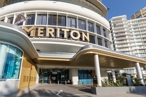 Гостиница Meriton Suites Surfers Paradise