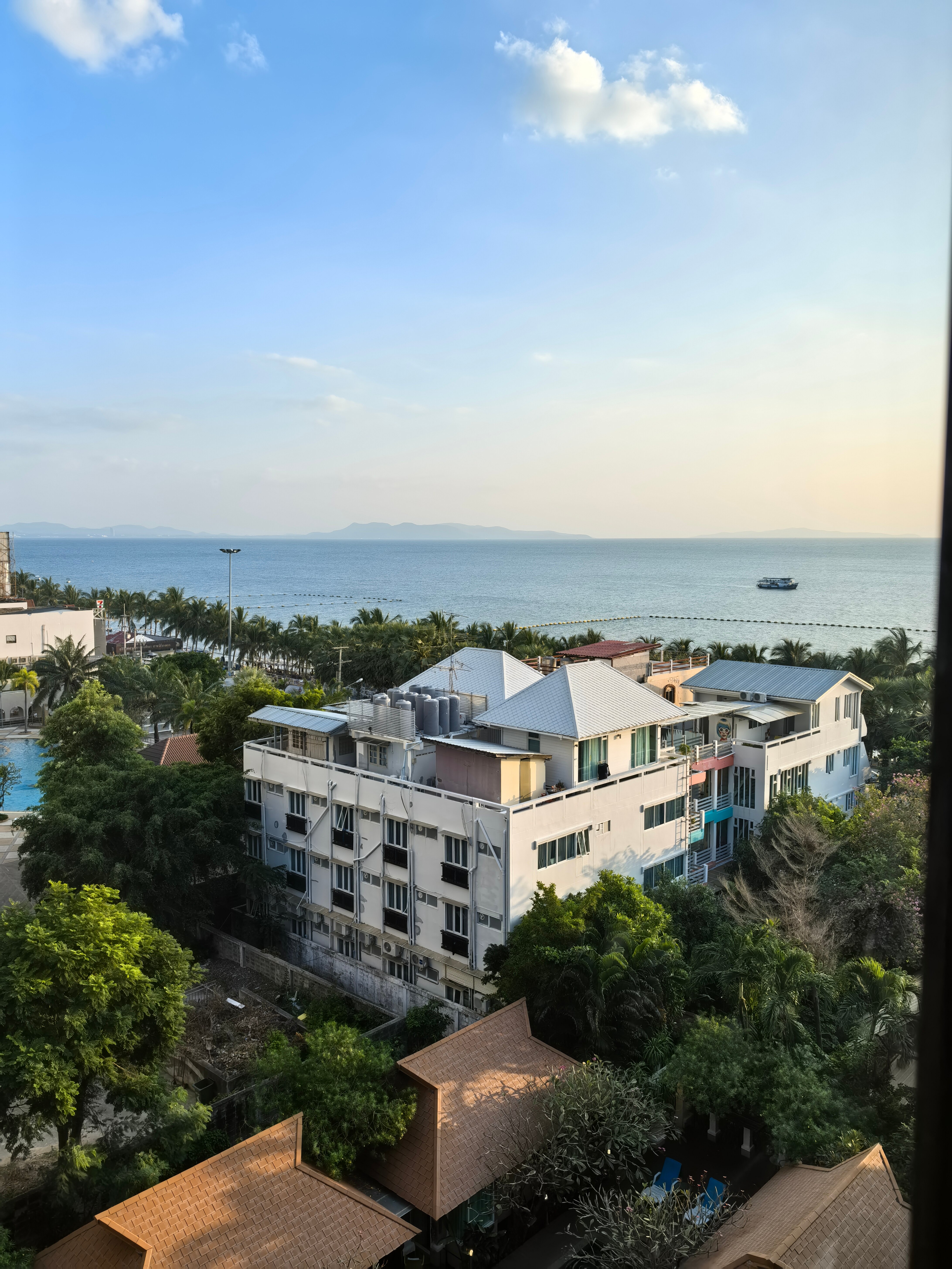 Фото Welcome World Beachfront Resort