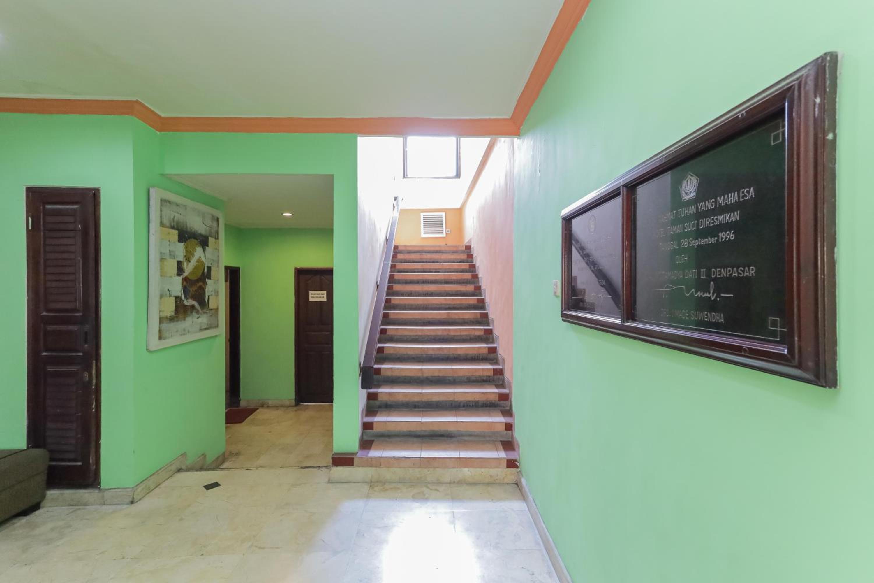 Фото Urbanview Hotel Taman Suci Denpasar Bali