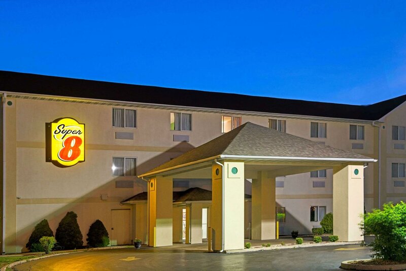 Гостиница Super 8 by Wyndham Pontoon Beach IL/St. Louis Mo Area