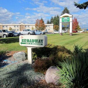Гостиница Broadway Inn Conference Center