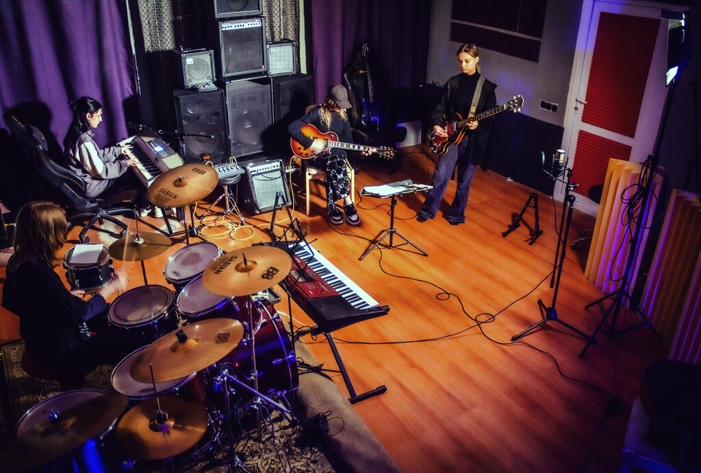 مدارس الموسيقى Drums, guitar, vocals in Russian Groove Time ، ، صورة