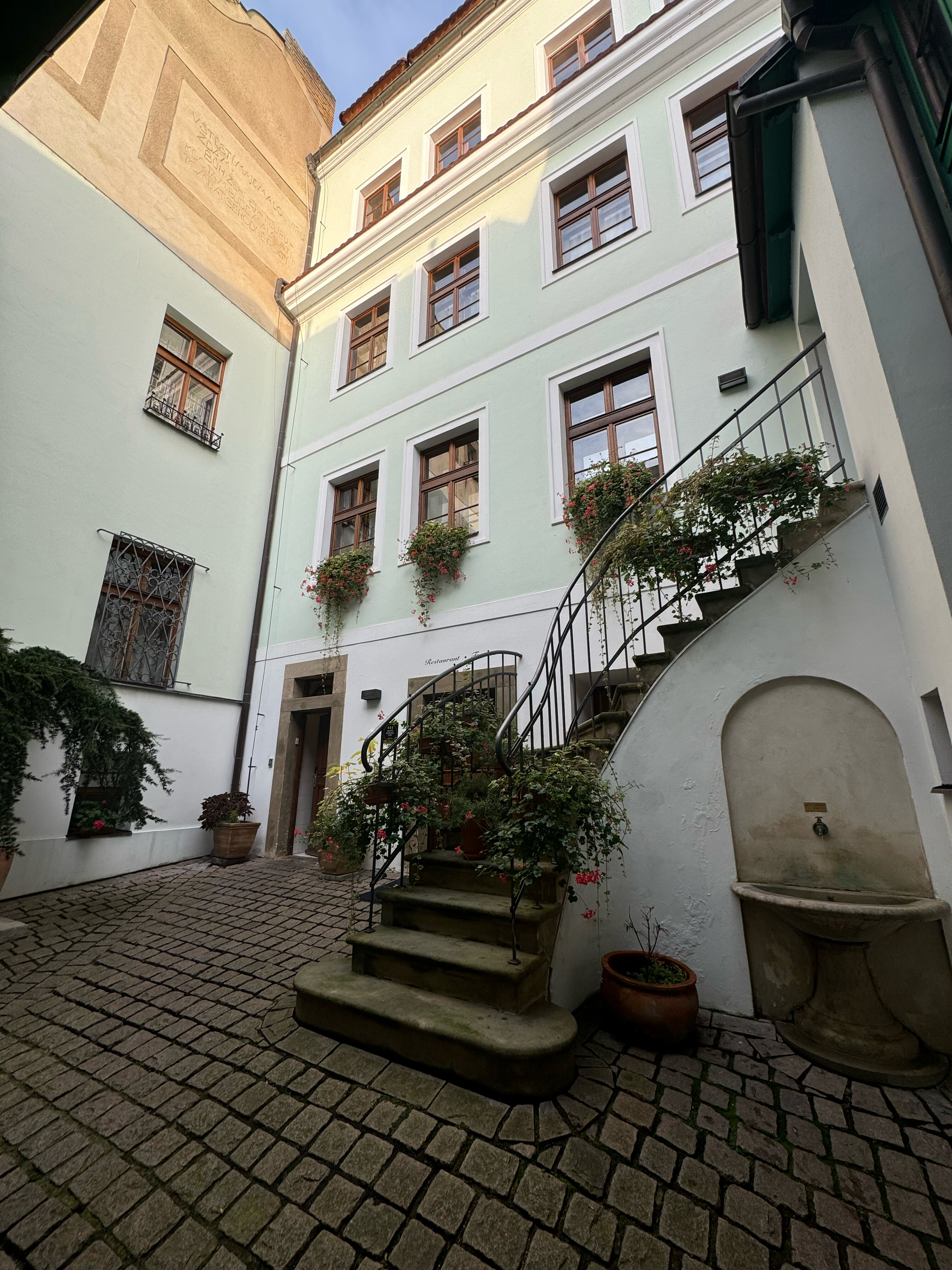 Фото Hotel Three Storks