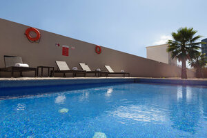 Гостиница Extended Suites Tijuana Macroplaza Hotel