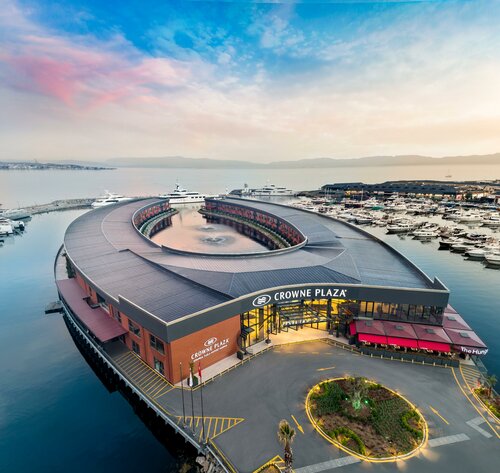 Гостиница Crowne Plaza Istanbul Tuzla Viaport Marina в Тузле