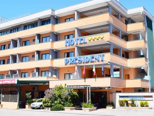 Гостиница Hotel President Pomezia в Помеции