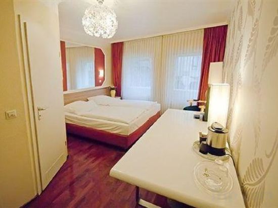 Фото Boutique 003 Koln am Dom