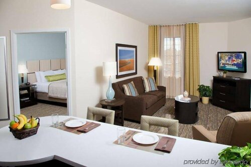 Гостиница Sonesta Simply Suites Detroit Southfield в Саутфилде