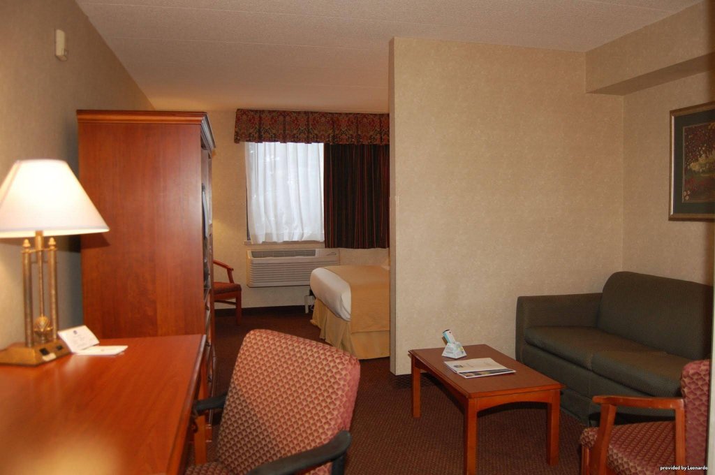 Фото Best Western East Towne Suites
