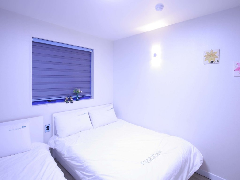 Фото The Road Hotel