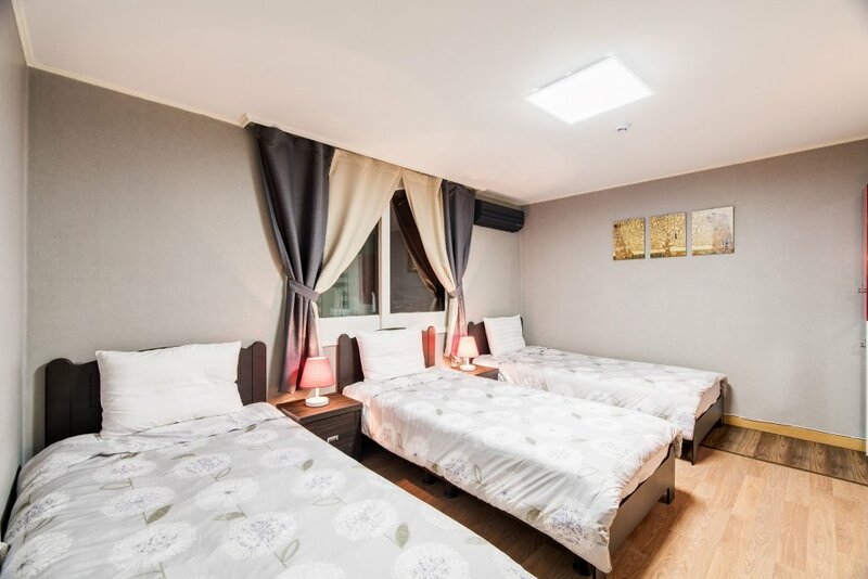 Гостиница Gold Hill Guesthouse - Hostel в Сеуле