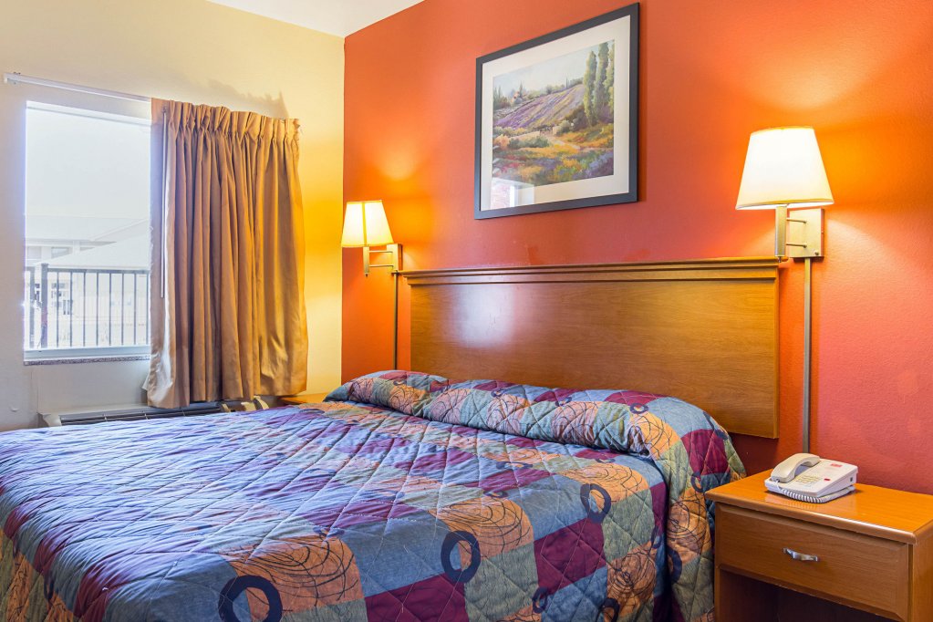 Фото Econo Lodge Inn & Suites Pritchard Road North Little Rock