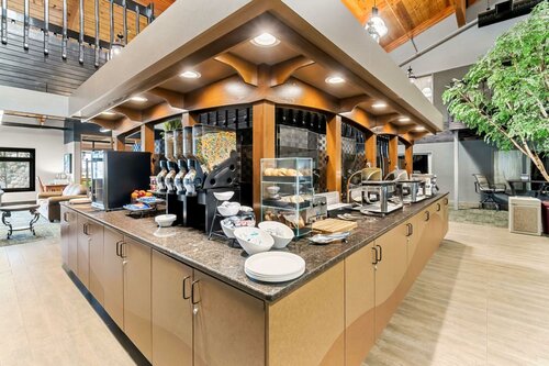 Гостиница Heartland Inn & Suites, SureStay Collection by Best Western в Нейшнел Сити