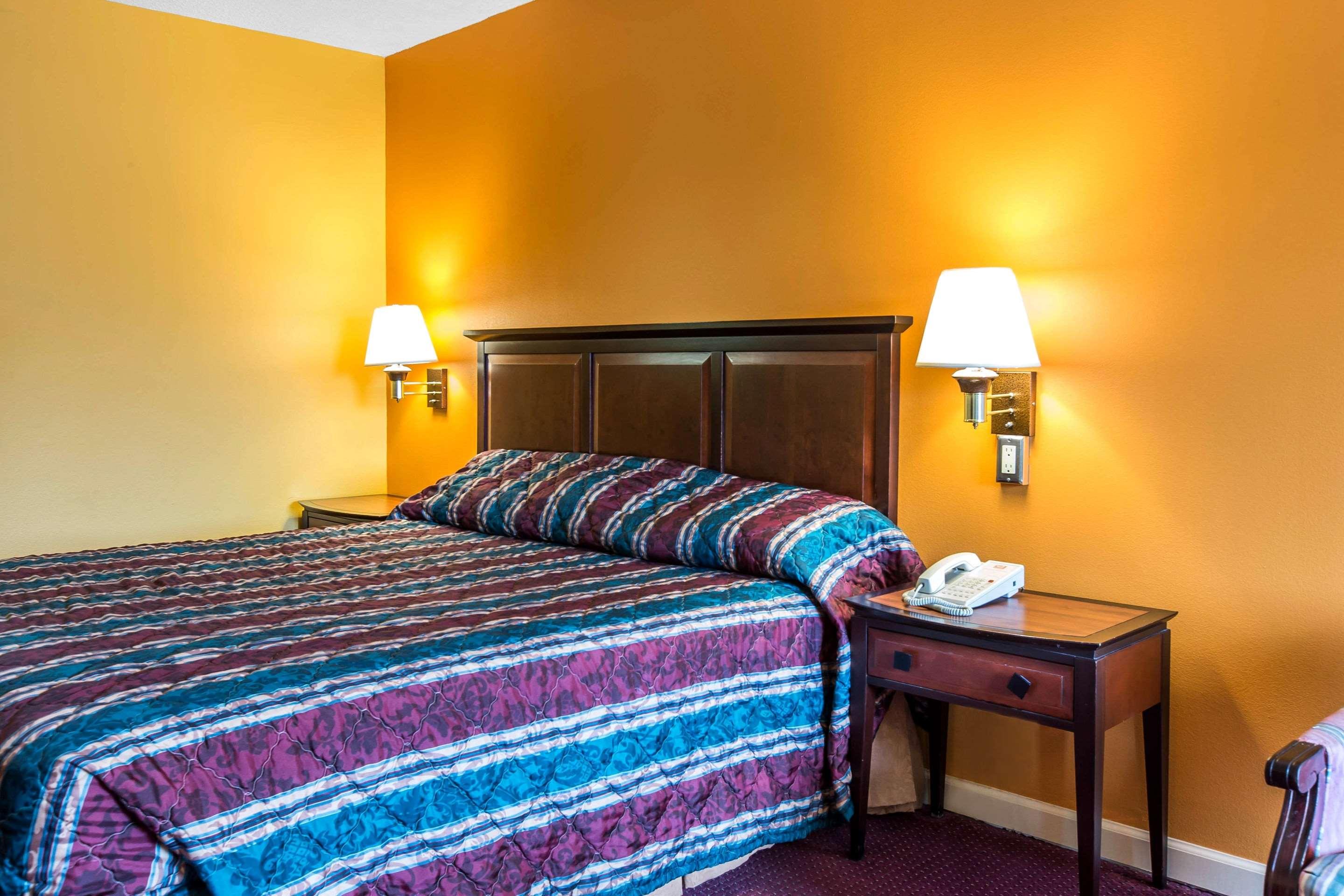 Фото Econo Lodge At Six Flags