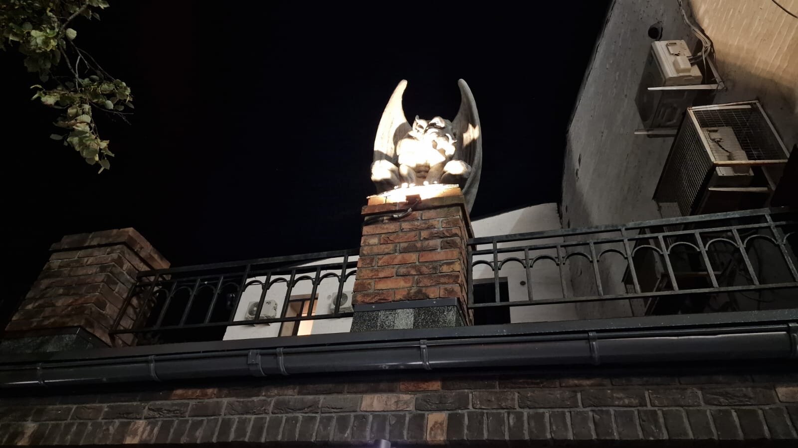 Фото Дом с гаргульями