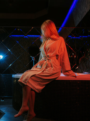 Үйдегі жалаңаш томпақ қыздар