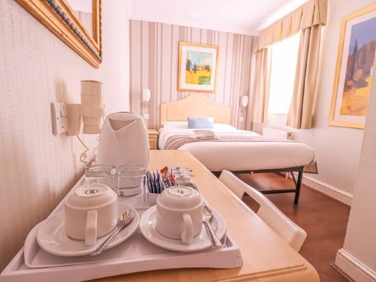 Фото The Fairway Hotel